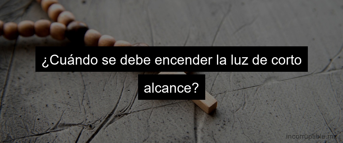 ¿Cuándo se debe encender la luz de corto alcance?